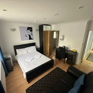 3 Luxury En-suite Bedrooms Alloggio in famiglia